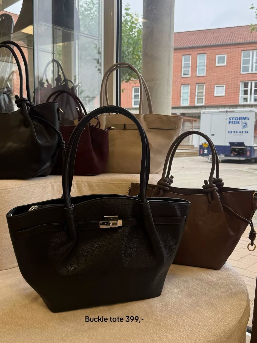 Buckle tote