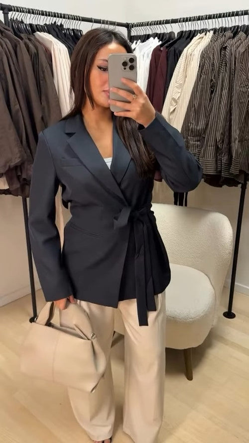 Blazer med bindedetalje