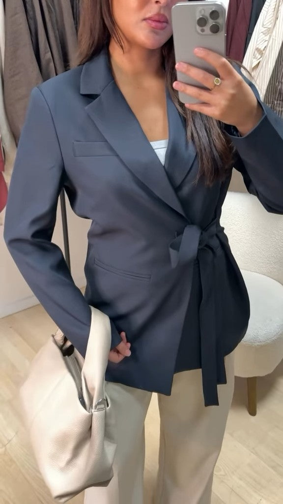 Blazer med bindedetalje